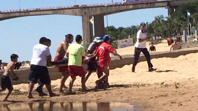 Adolescente se arroj desde un puente sobre el R o Paran y se