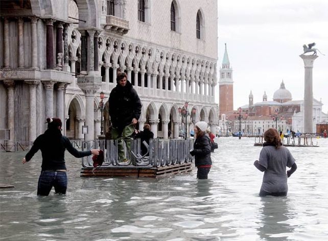 Marea hist&oacute;rica azota a Venecia, inunda la plaza San Marcos y amenaza la ciudad