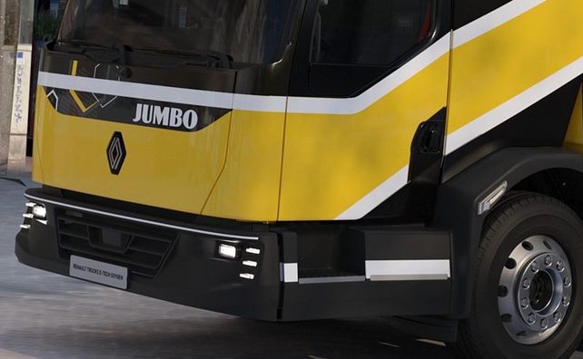 Este Renault mide 10 metros de largo (x 2,6 m de ancho y 3,8 m de alto) y su peso bruto es de 26 toneladas.