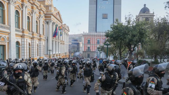 El fallido golpe de Estado en Bolivia dejó 12 heridos de bala y 10 militares arrestados