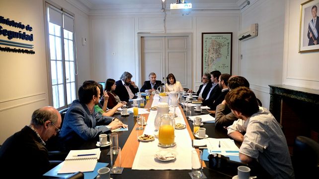 Anuncio. Encuentro de los ministros Bullrich (Seguridad) y Aguad (Comunicaciones) ayer con periodistas.