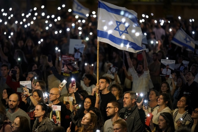 Los israel&iacute;es se reunieron en las calles de Tel Aviv para seguir la liberaci&oacute;n de los secuestrados.