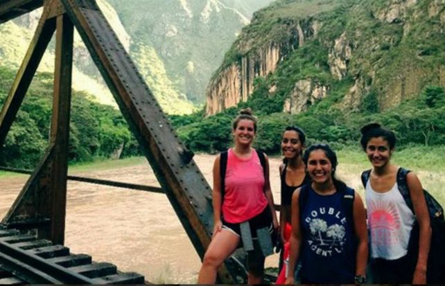Las chicas asesinadas en una foto junto a otras viajeras en Montañita.