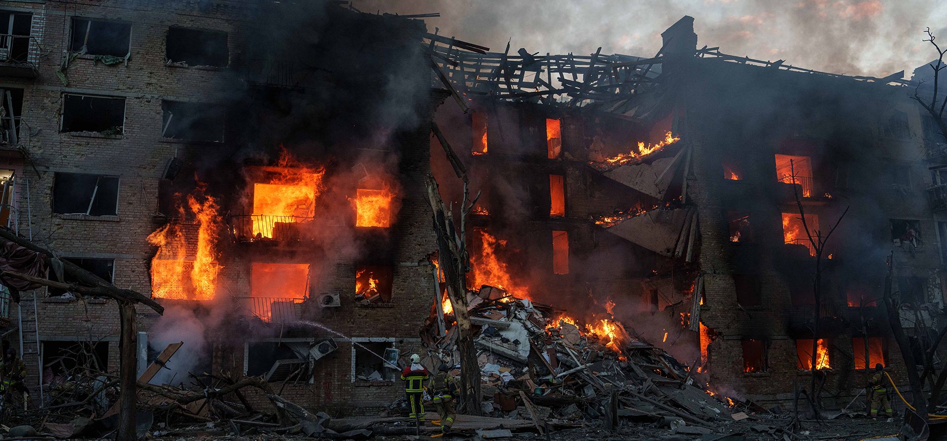 Los equipos de rescate intentan sofocar un incendio en un edificio residencial tras un ataque ruso en Kiev, Ucrania, el domingo 24 de mayo de 2026. (Foto AP/Evgeniy Maloletka) Los equipos de rescate intentan sofocar un incendio en un edificio residencial tras un ataque ruso en Kiev, Ucrania, el domingo 24 de mayo de 2026. (Foto AP/Evgeniy Maloletka)