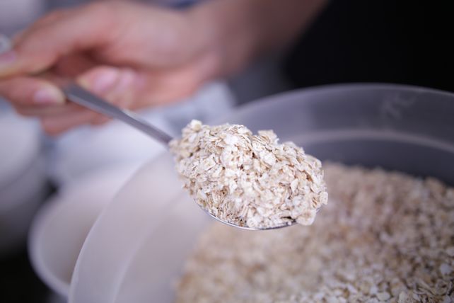 Estudiantes de Nutrición enseñan a preparar pan integral y mayonesa de zanahoria