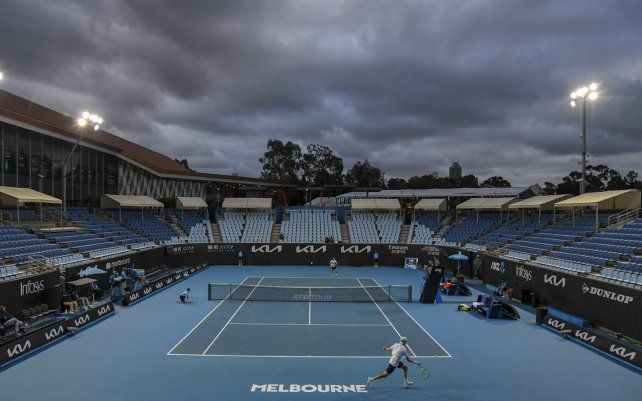 El italiano Andreas Seppi , realiza un drive a su compatriota Salvatore Caruso durante un torneo de puesta a punto antes del campeonato de tenis del Abierto de Australia en Melbourne.