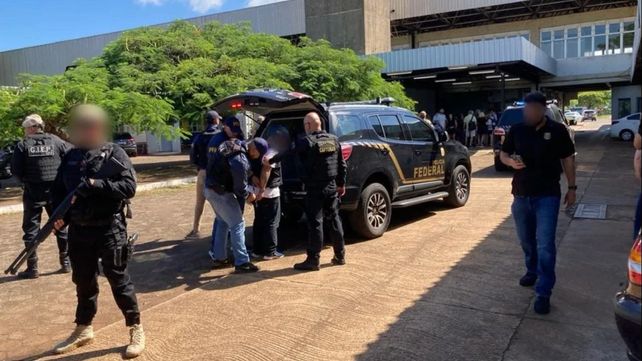 El delincuente fue trasladado a la Aduana Brasileña por efectivos policiales. (Foto: Policía Federal Argentina)