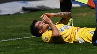 Francis Mac Allister debió ser reemplazado ante Belgrano en el primer tiempo por Lo Celso.