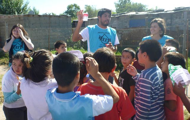 Instrucciones. Pablo Benítez y Maén Hernández explican a los chicos el correcto uso del agua.