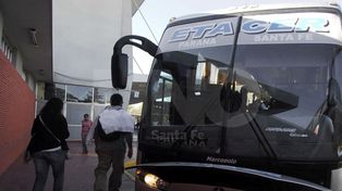Refuerzan las salidas de colectivos de Paraná a Santa Fe en horarios pico