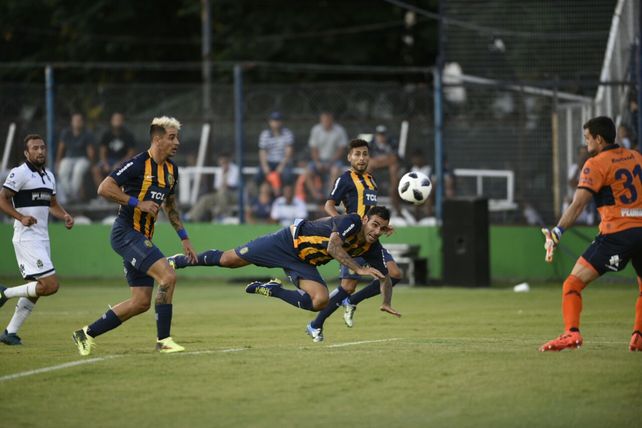 Central perdió con Gimnasia por 2 a 1 y Leo Fernández se quedó sin invicto