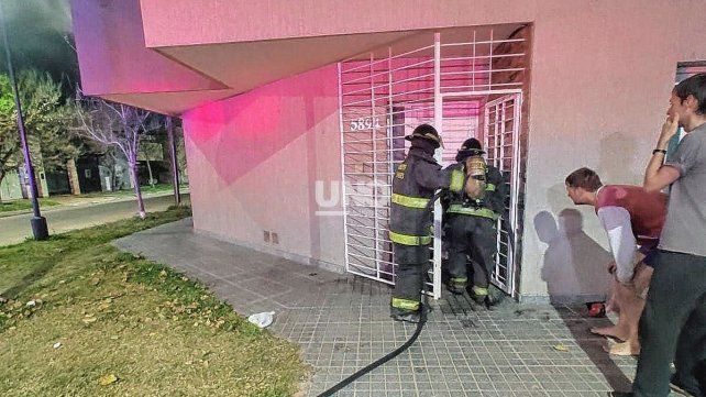 Un joven de 16 años se entregó como el presunto autor de los ataques incendiarios en barrio María Selva.