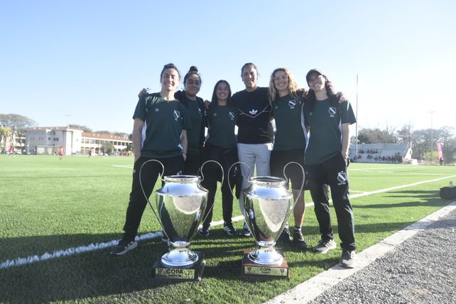 Bicampeonas presentes. Varias futbolistas de Social Lux estuvieron presente en la inauguración en el predio de la Rosarina. Vanina Correa acompañó a las bicampeonas en la foto para Ovación.&nbsp; 