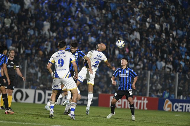 Quintana se exige de cabeza, mientras Veliz observa. Central empató en su visita a Atlético Tucumán.