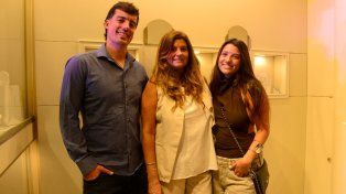 Bruno y María Castagno junto a su madre, Sara Ricardo, en la inauguración de su local.