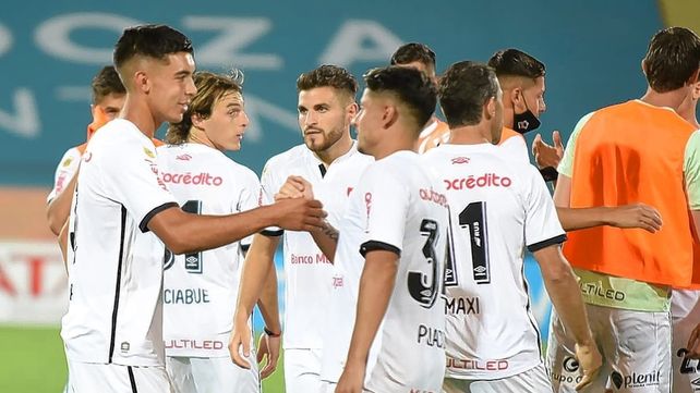 Newells superó con contundencia 3-0 a Godoy Cruz en Mendoza.&nbsp;