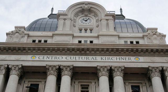 Polémica. El Centro Cultural Néstor Kirchner funciona en el viejo Palacio de Correos. Quieren cambiarle el nombre.