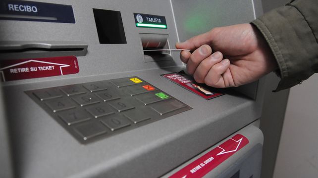 Investigan el robo de dinero de cuentas de ahorro a través del uso de tarjetas mellizas
