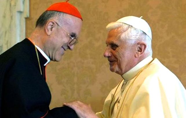 Convivencia. Monseñor Tarcisio Bertone saluda al Pontífice