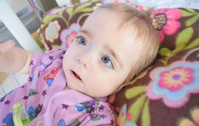 Ya operada. Foto de la pequeña tomada ayer y subida a la página de Facebook “Salvemos a Helenita”.