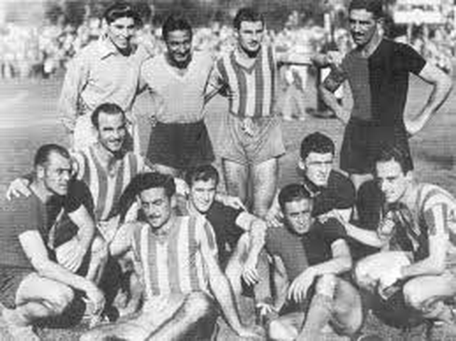 Otra historia. Los futbolistas de Central y Newell’s posan juntos para los fotógrafos dentro de la cancha en la previa de un clásico del campeonato de 1943.