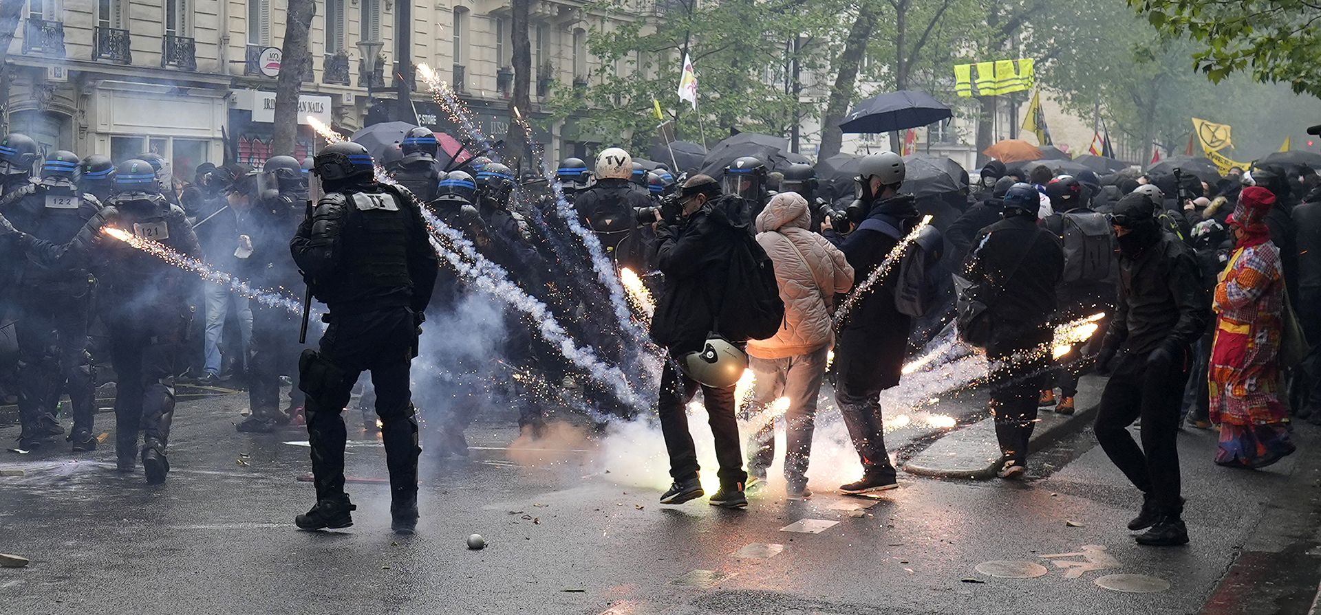 Un explosivo explota durante incidentes como parte de una manifestación, el lunes 1 de mayo de 2023 en París. En toda Francia, miles de personas marcharon movilizadas contra la reciente medida del presidente Emmanuel Macron de aumentar la edad de jubilación de 62 a 64 años. (AP Photo/Thibault Camus)