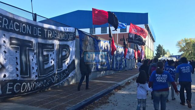 Una multitud despide los restos de Micaela García