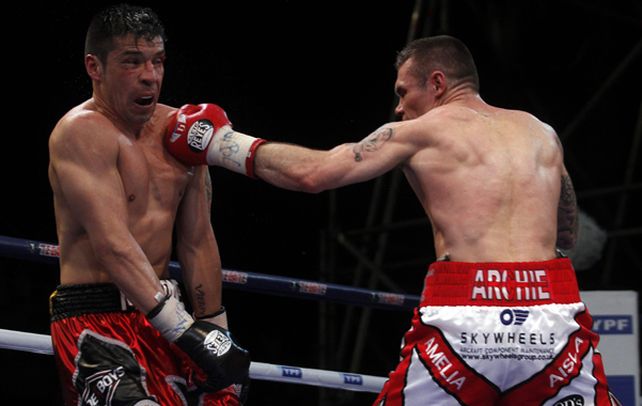 El inglés Martin Murray mete un jab de izquierda que Maravilla intenta eludir. La pelea frontal fue la característica que más favoreció a la estrategia del retador.