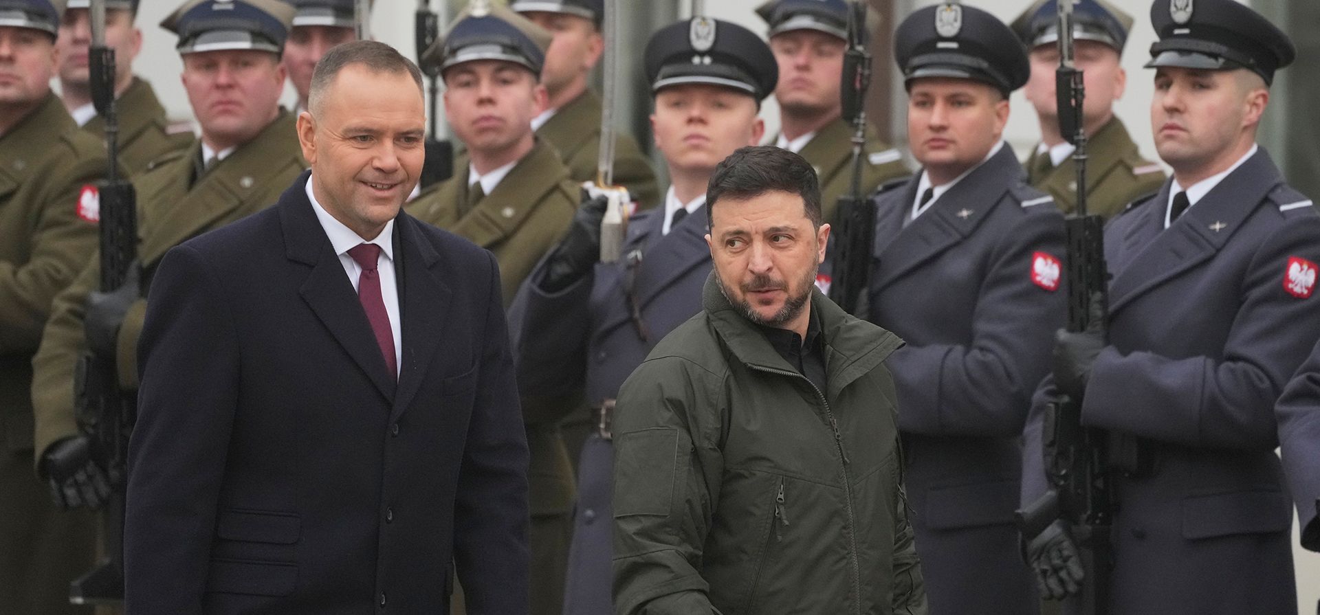 El presidente polaco, Karol Nawrocki (izquierda), y el presidente ucraniano, Volodymyr Zelenskyy, asisten a una ceremonia oficial de bienvenida antes de su reunión en el Palacio Presidencial de Varsovia, Polonia, el viernes 19 de diciembre de 2025. (Foto AP/Czarek Sokolowski) El presidente polaco, Karol Nawrocki (izquierda), y el presidente ucraniano, Volodymyr Zelenskyy, asisten a una ceremonia oficial de bienvenida antes de su reunión en el Palacio Presidencial de Varsovia, Polonia, el viernes 19 de diciembre de 2025. (Foto AP/Czarek Sokolowski)