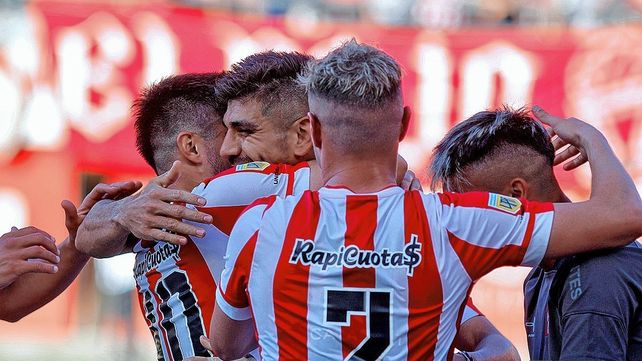 Estudiantes volvió al triunfo en gran forma en su estadio.