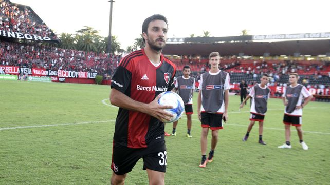 Nacho Scocco se lleva la pelota luego de sus tres goles a Vélez en 2017.