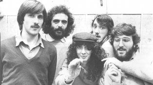 Fandermole y su banda lo acompañan Fito Páez, Juan Trabelli, Carlos Velloso Colombres, Tuti Branchesi. (2/2/1984)