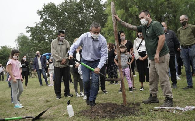 El intendente Pablo Javkin planta un árbol durante la ceremonia realizada en el Bosque de la Memoria.