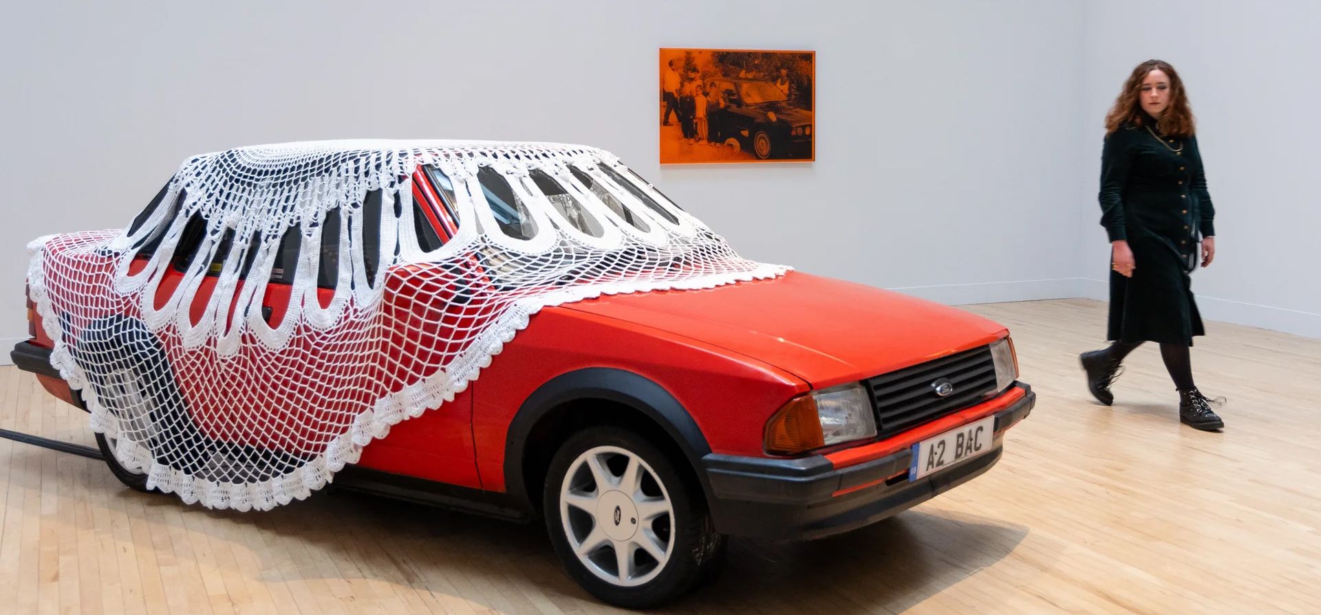 Una mujer pasa junto a una obra de arte de Jasleen Kaur durante la presentación de prensa previa al Premio Turner 2024 en la Tate Britain de Londres, parte de la exposición del 40º aniversario que presenta a cuatro artistas preseleccionados, el martes 24 de septiembre de 2024. (Foto AP/Thomas Krych) Una mujer pasa junto a una obra de arte de Jasleen Kaur durante la presentación de prensa previa al Premio Turner 2024 en la Tate Britain de Londres, parte de la exposición del 40º aniversario que presenta a cuatro artistas preseleccionados, el martes 24 de septiembre de 2024. (Foto AP/Thomas Krych)