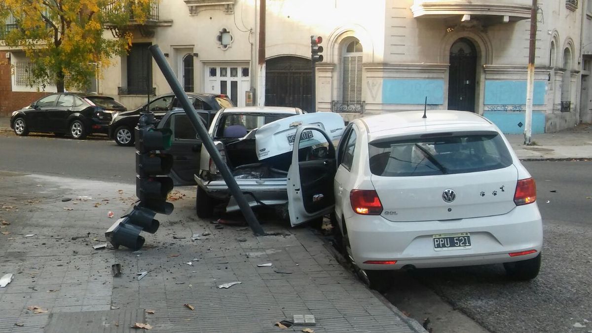 Violento choque entre dos autos en la esquina de Tucumán y Callao