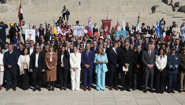 Autoridades en el Monumento por el acto del Tricentenario de Rosario