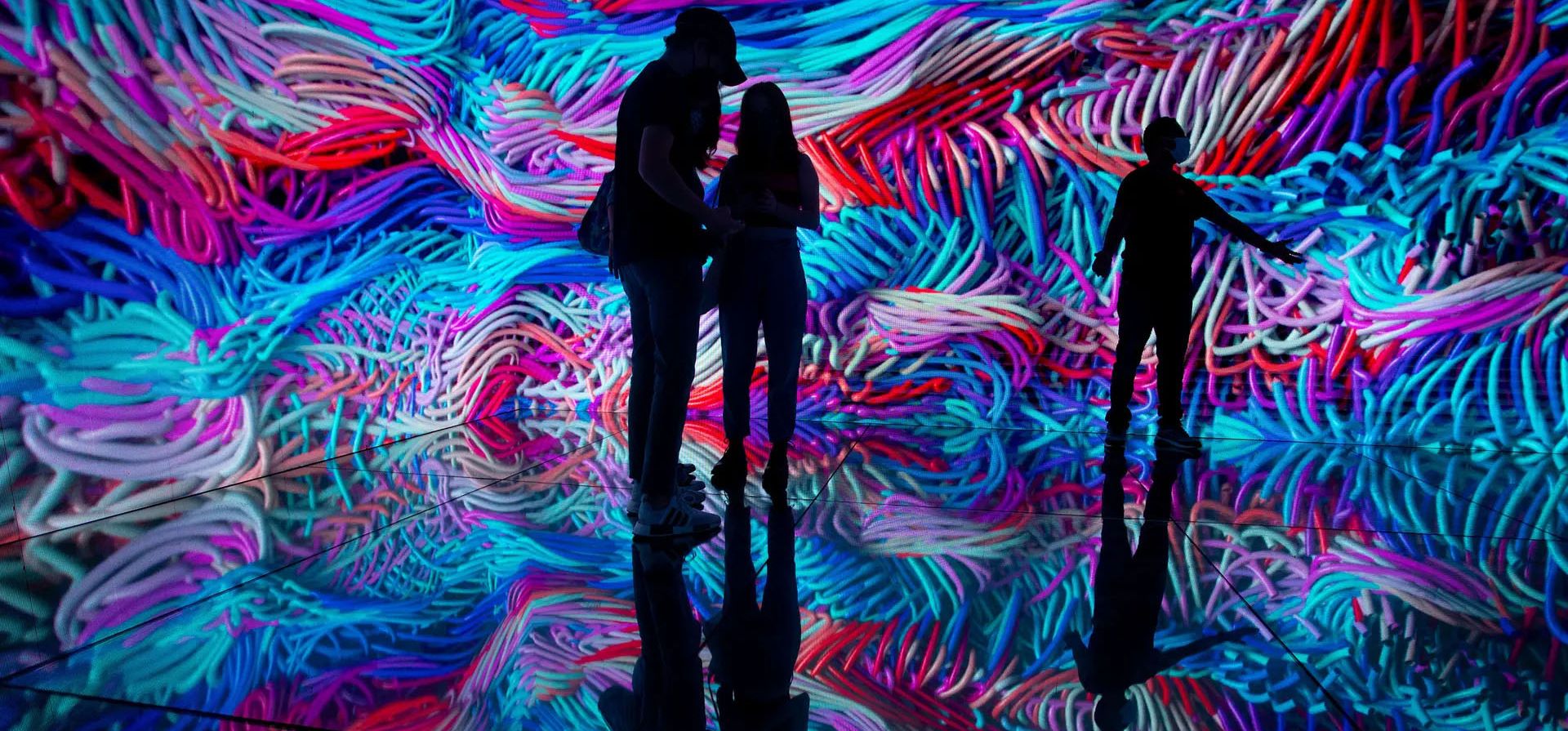 La gente asiste a la experiencia inmersiva Atlas Ocean Data creada por Ouchhh, en el Museo del Futuro de Ciudad de México, México. Fotografía: Agencia Anadolu/Getty Images