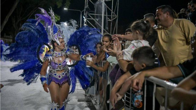 Paraná: comparsas locales brillaron en la segunda noche de carnaval