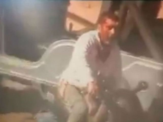 Ira. El asesino huye en moto y es captado por una cámara de seguridad.