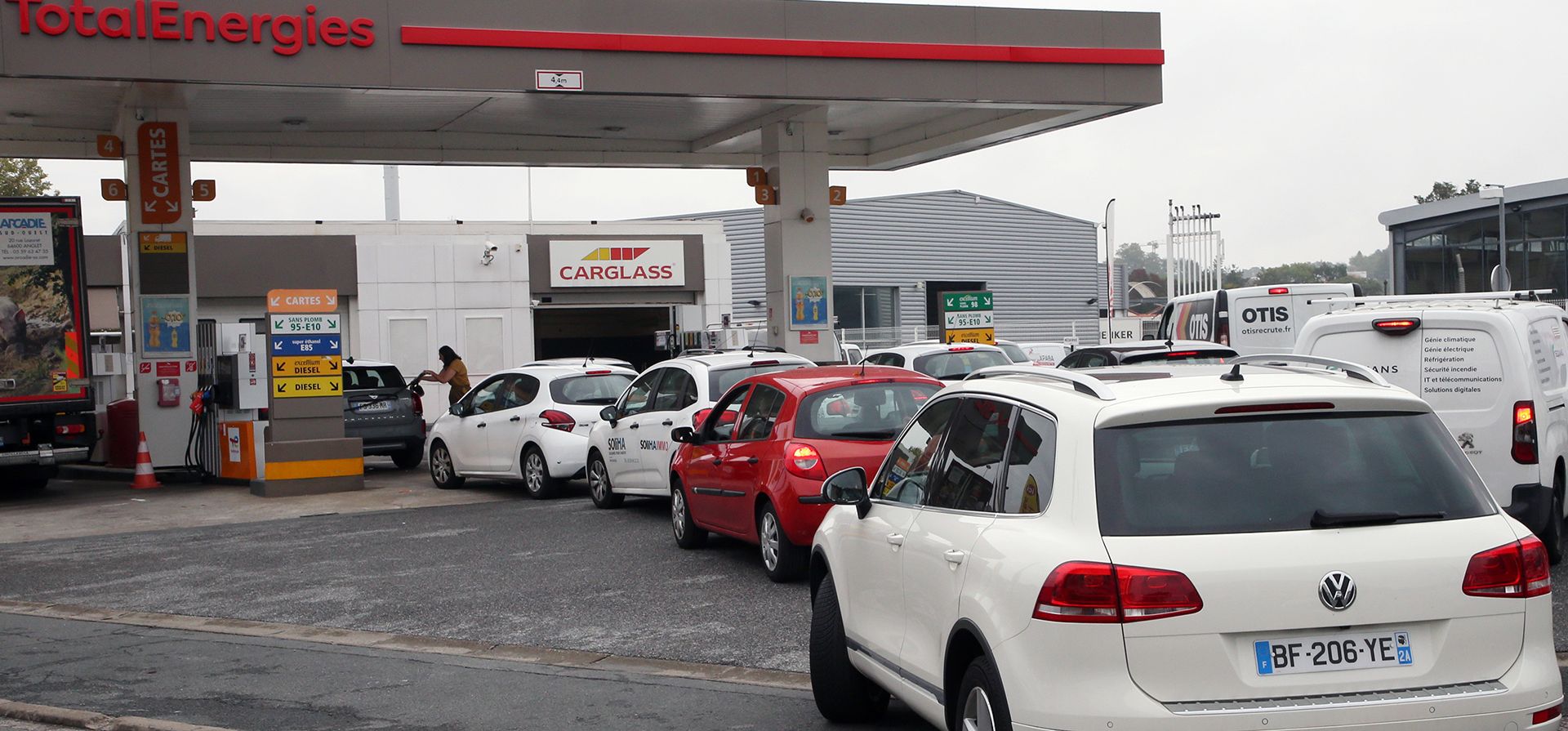 Conductores hacen fila para comprar gasolina en una estación en Lyon, centro de Francia, el martes 11 de octubre de 2022. La escasez, que según el gobierno es causada en gran parte por las huelgas que han afectado a las refinerías de combustible francesas, está dificultando la vida de los conductores en la región de París y en otros lugares.