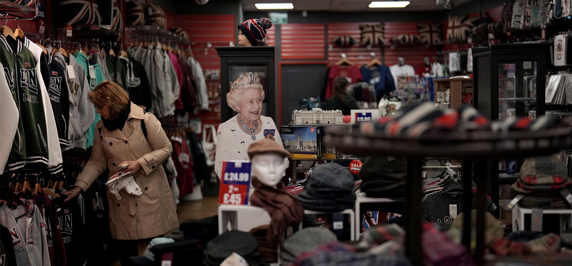 Una imagen recortada de cartón de tamaño natural de la reina Isabel II de Gran Bretaña junto a artículos de recuerdo dentro de la tienda Cool Britannia cerca del Palacio de Buckingham, en Londres, el jueves 26 de mayo de 2022. Las celebraciones se llevarán a cabo del 2 al 5 de junio para conmemorar el Jubileo de Platino de la Reina Isabel II, por sus 70 años en el trono.