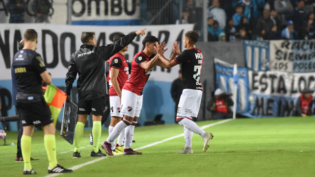 Fabrizio Sartori reemplaza a Ramiro Sordo en cancha de Racing. Fue su único partido en Newell's.