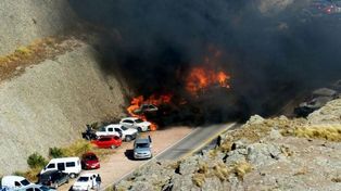 Al menos 15 autos fueron incendiados en el Rally
