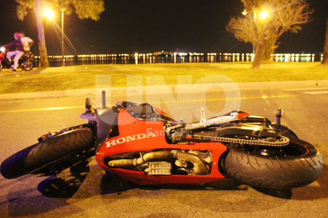 Murió el conductor de la moto del accidente en la Costanera