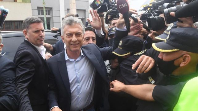 El momento en el que el ex presidente toma el micrófono del cronista de C5N en plena labor periodística.