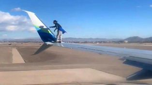 Video: detienen a un hombre que se subió al ala de un avión a punto de despegar