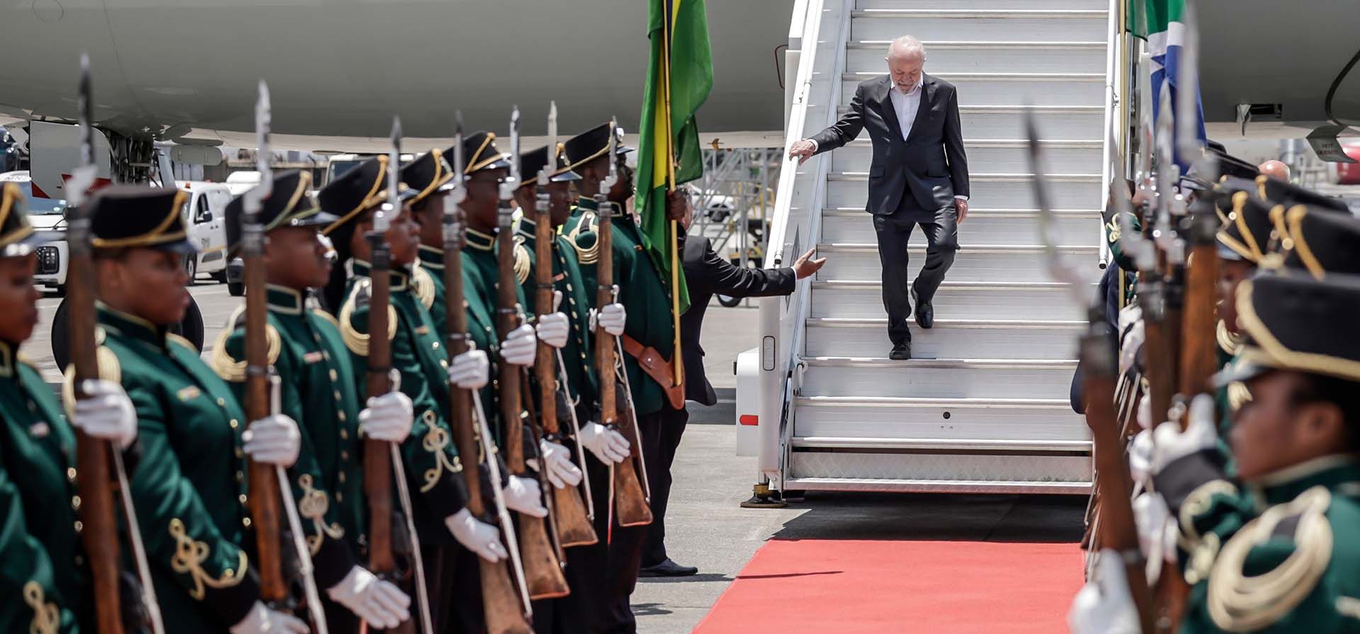 El presidente de Brasil, Luiz Inácio Lula da Silva, llega al aeropuerto internacional OR Tambo de Ekurhuleni el viernes 21 de noviembre de 2025, antes de la cumbre de líderes del G20. (Foto de Marco Longari /Pool vía AP) El presidente de Brasil, Luiz Inácio Lula da Silva, llega al aeropuerto internacional OR Tambo de Ekurhuleni el viernes 21 de noviembre de 2025, antes de la cumbre de líderes del G20. (Foto de Marco Longari /Pool vía AP)