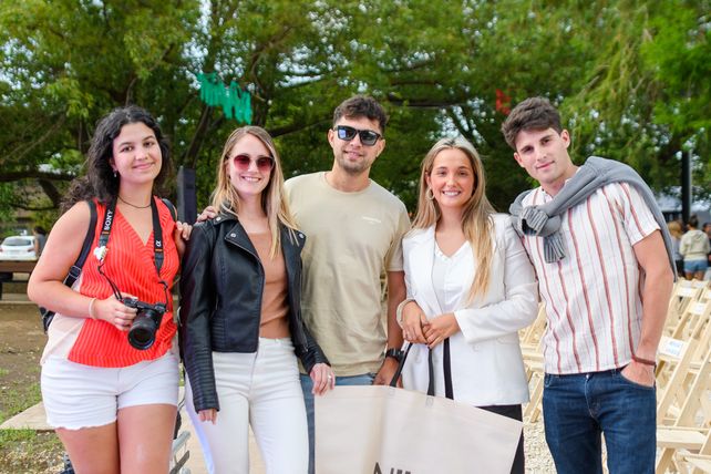 Valeria Oliva, Victoria Pasquet, Alan y Nicole Ramos y Patricio Fox.   