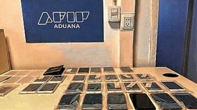Aduana halló 26 celulares que un hombre escondía en una faja