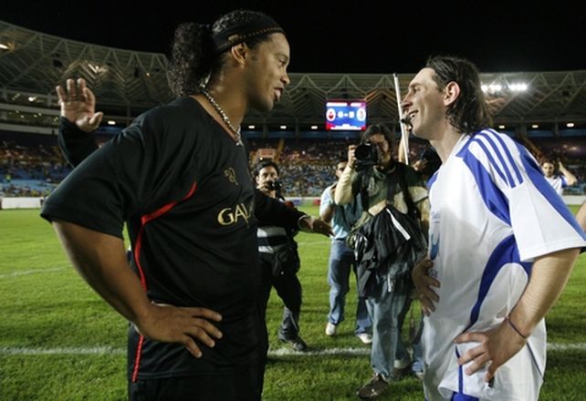 Entrañable. Es la relación entre Ronaldinho y la Pulga.